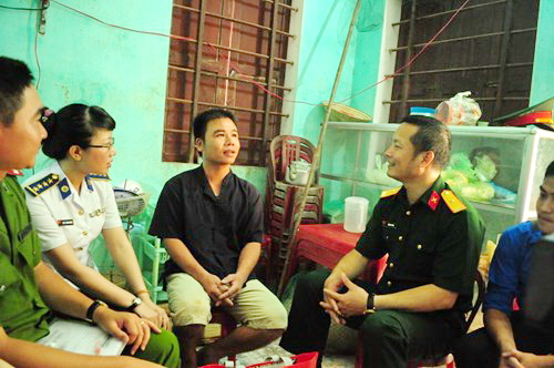Các đại biểu của tàu thanh niên tới thăm gia đình anh Nguyễn Đức Hiền, 35 tuổi, sinh sống tại đảo từ năm 2004